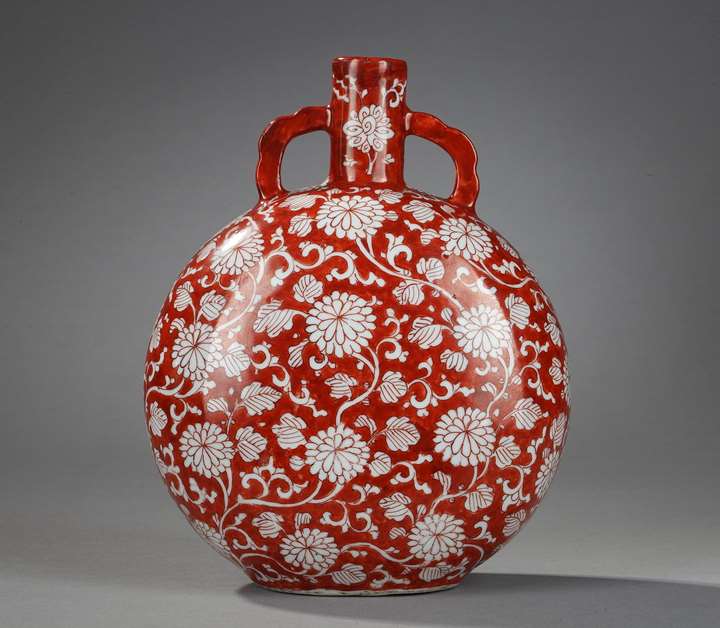 Rare Moon-Flask porcelain iron-red decorated with numerous flowers